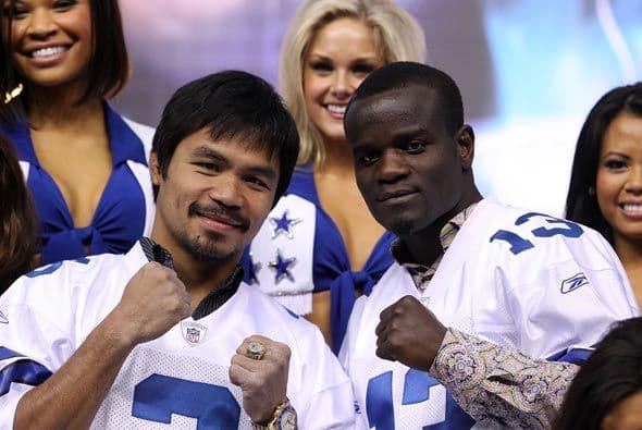 Con los jerseys oficiales de los Cowboys y rodeados de las bellas cheerleaders, cerraron los puños por primera vez.