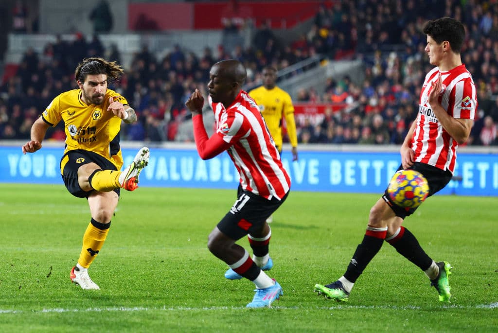 Joao Moutinho y Rúben Neves se convierten en los goleadores del día y le dan la victoria 1-2 al Wolverhampton sobre el Brentford.
