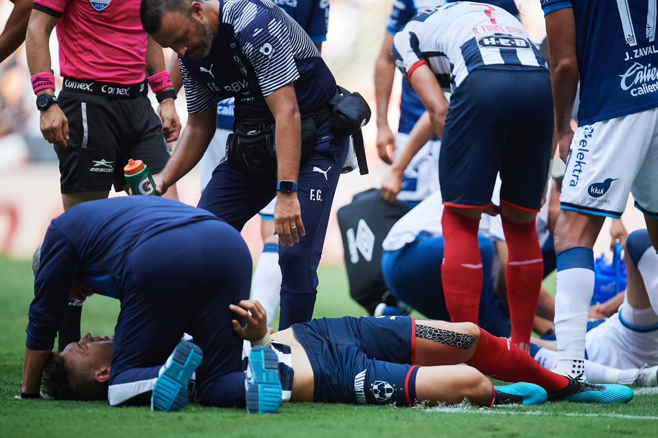 Al minuto 45 César Montes sufró un gran choque de cabeza que le produjo un traumatismo cráneo encefálico por lo que tuvo que abandonar el encuentro para se trasladado a un hospital.