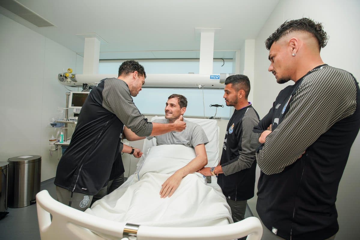 El mexicano Jesús Corona (segundo de derecha a izquierda) hizo parte de la visita a Iker Casillas.