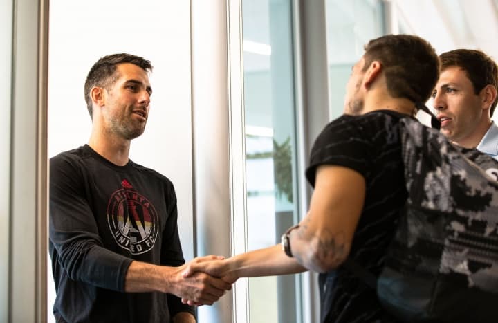 Remedi también estrecho la mano con uno de los dirigentes más importantes en cuanto a la conformación del plantel, Carlos Bocanegra.