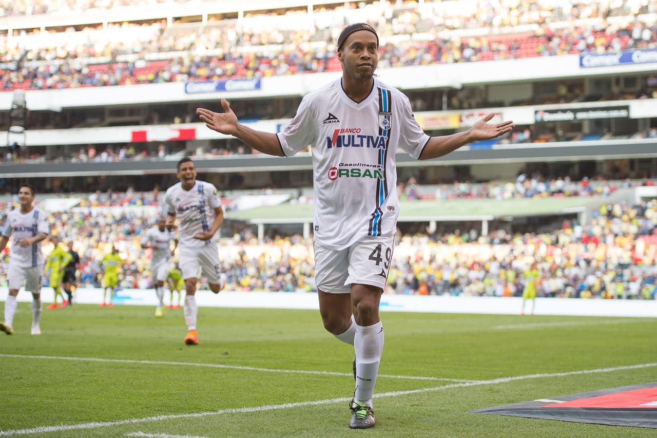 El 18 de abril de 2014, Ronaldinho anotó una chilena contra el América, con la playera de Gallos Blancos en el Azteca.