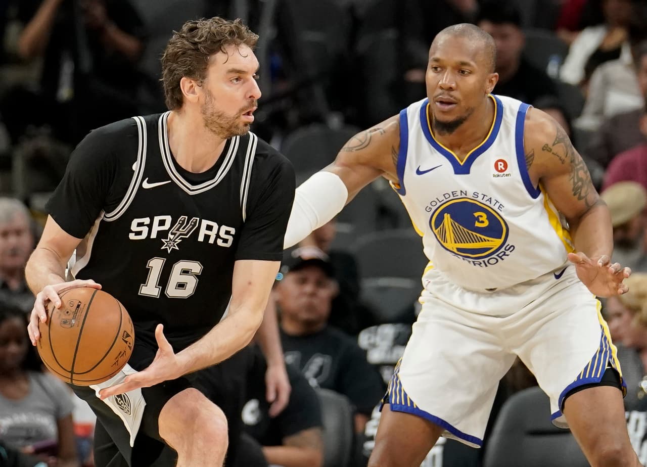 San Antonio Spurs derrotó 103-90 a Golden State Warriors en el cuarto partido de la serie en la que evitó la barrida al dejarla 3-1, aún en contra y con la obligación de una remontada épica.