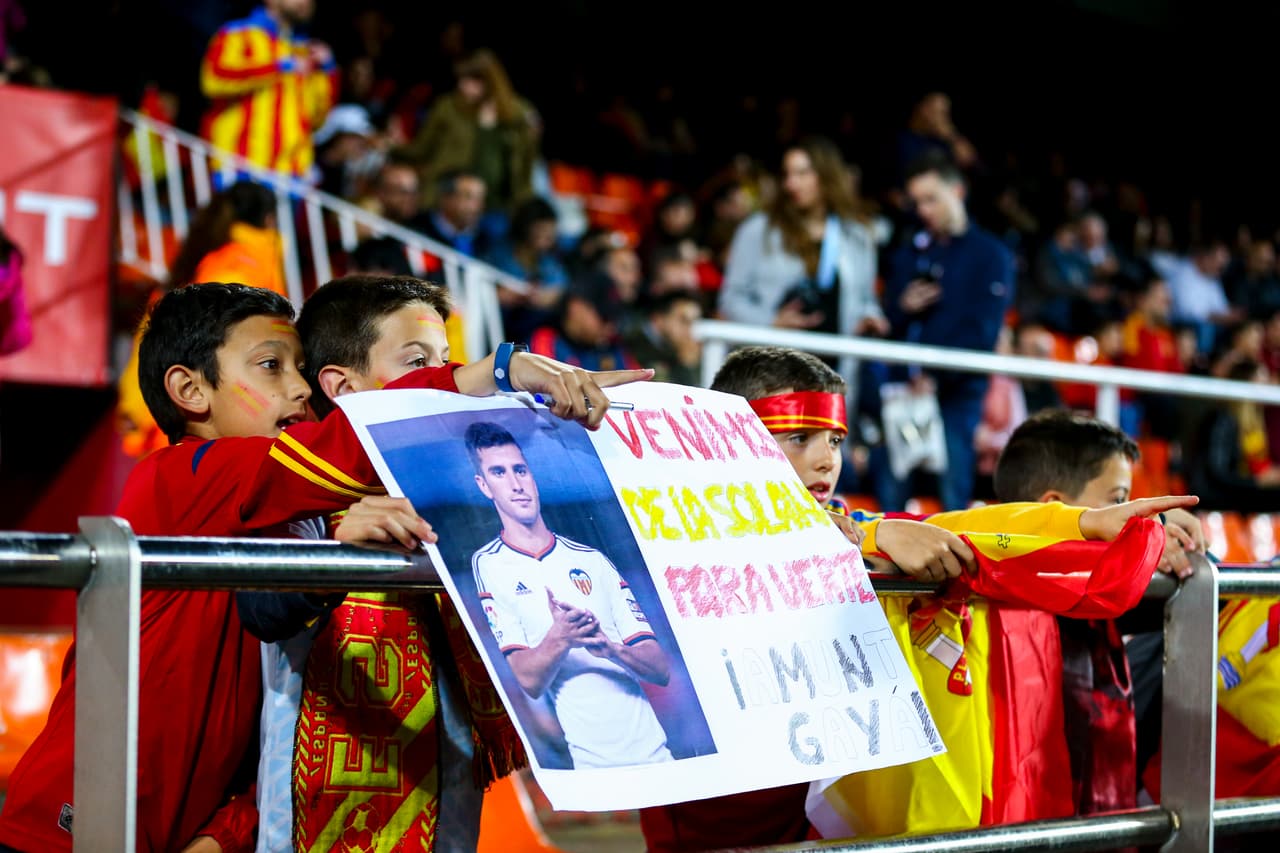 Miles de aficionados españoles se pusieron cita en el Estadio Mestalla, en Valencia, para vivir con un gran ambiente el inicio de las Eliminatorias a la Eurocopa 2020 entre la selección de España y la de Noruega.