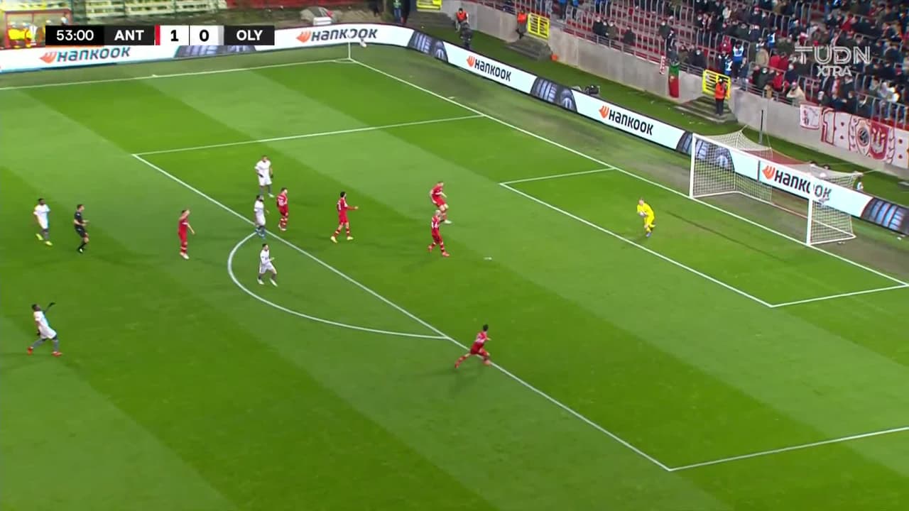 ¡TIRO ATAJADO! disparo por Yann M'Vila.