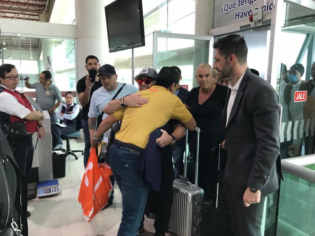 Abrazos y felicidad recibió Maradona a su llegada a Culiacán.