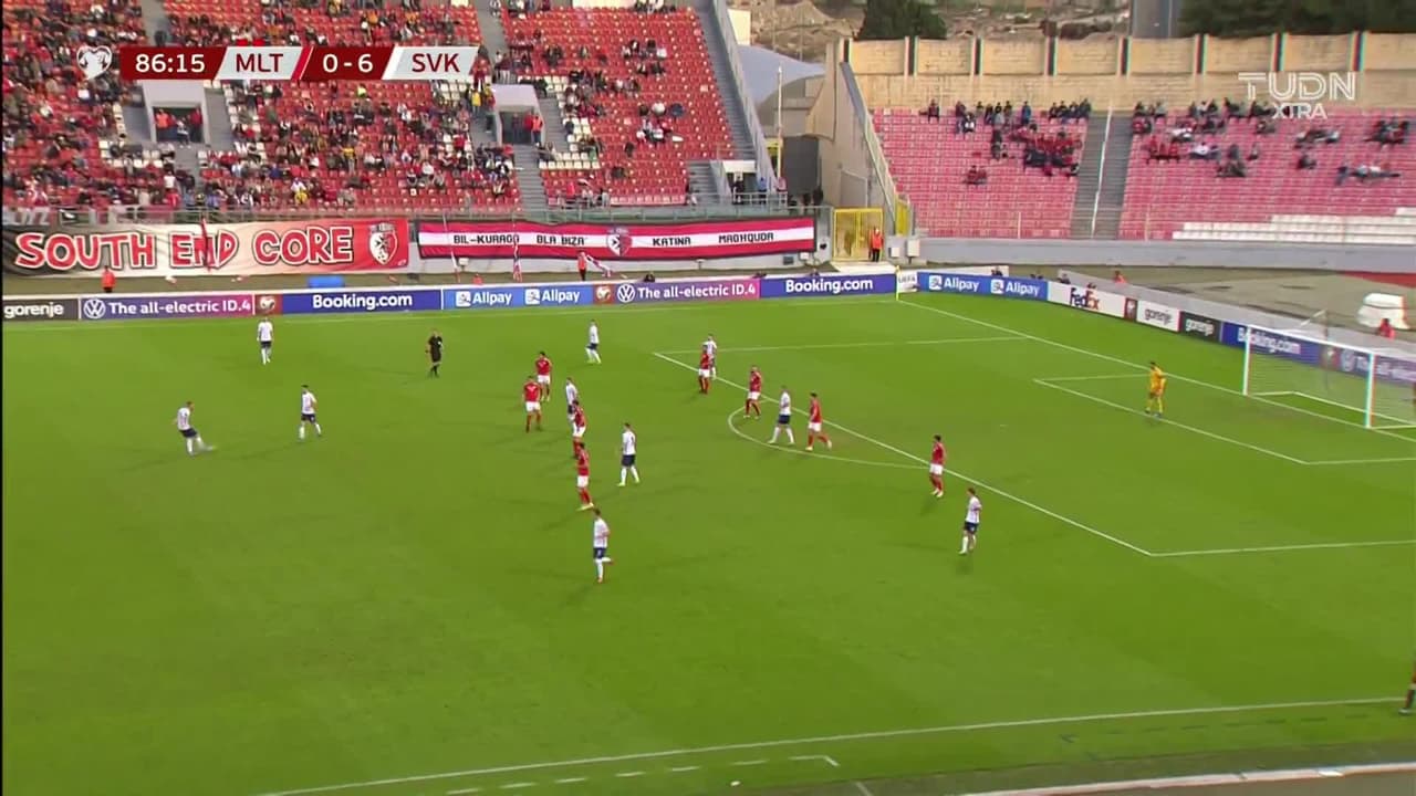 ¡TIRO ATAJADO! disparo por Albert Rusnák.