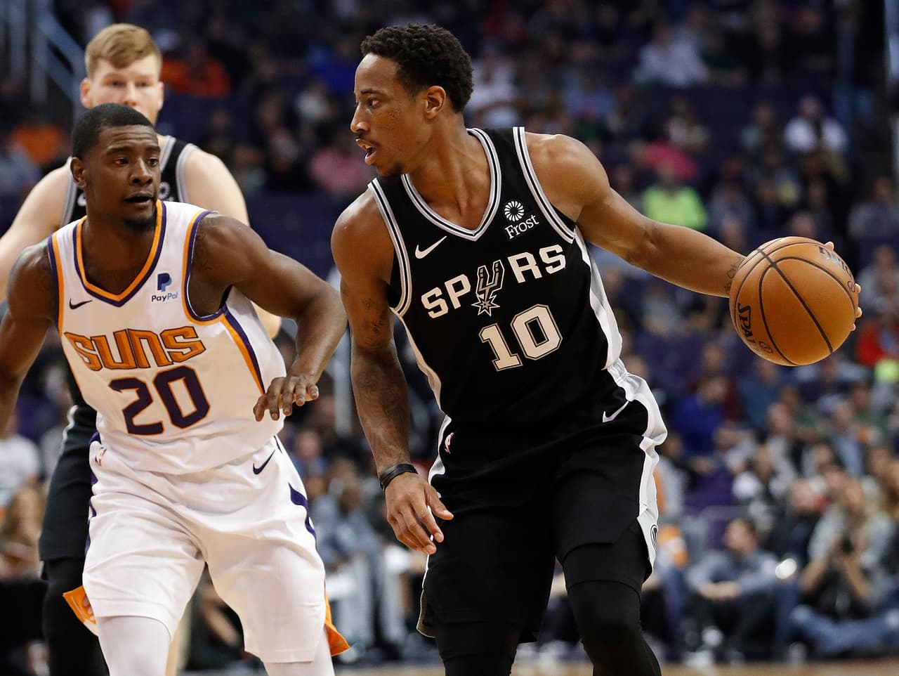 <b>San Antonio 96-116 Phoenix</b>. Los Spurs vuelven a tropezar con otro equipo joven días después de caer con los KIngs en la derrota ante los Suns, por quienes brilló TJ Warren con 27 unidades.