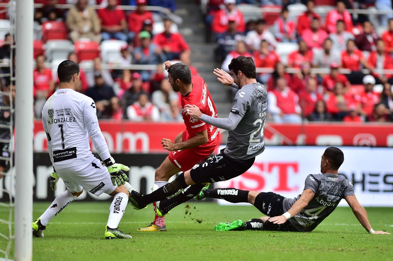 En un partido de volteretas, el Necaxa derrota a domicilio al Toluca 2-3 en un juego entretenido con gol de penal de Mauro Quiroga en el tiempo agregado.
