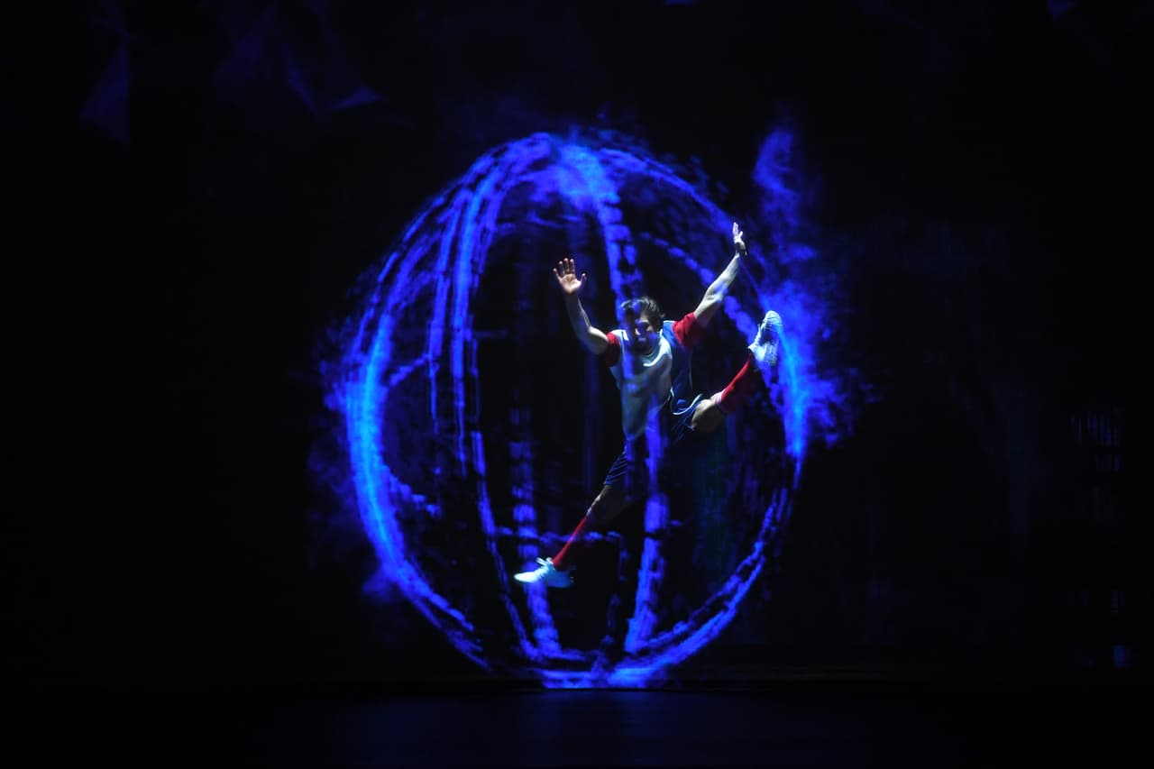 Luego hubo una presentación colorida con un video de introducción lleno de historia