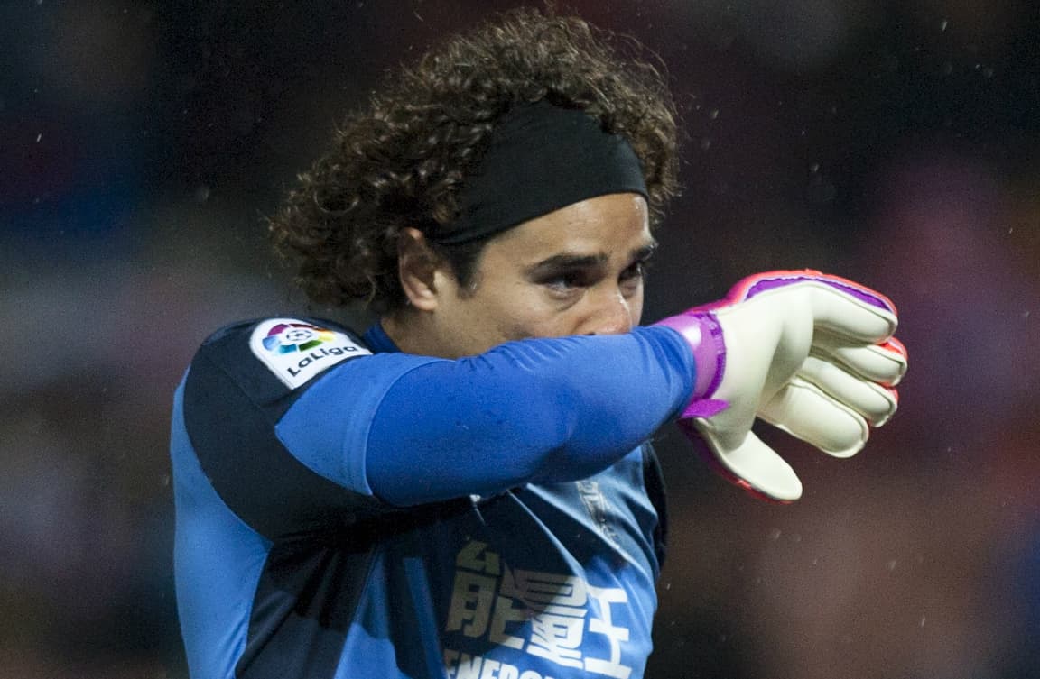 Guillermo Ochoa tuvo acción con el Granada.