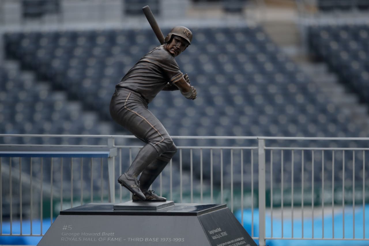 La estatua de George Brett en el Kauffman Stadium.