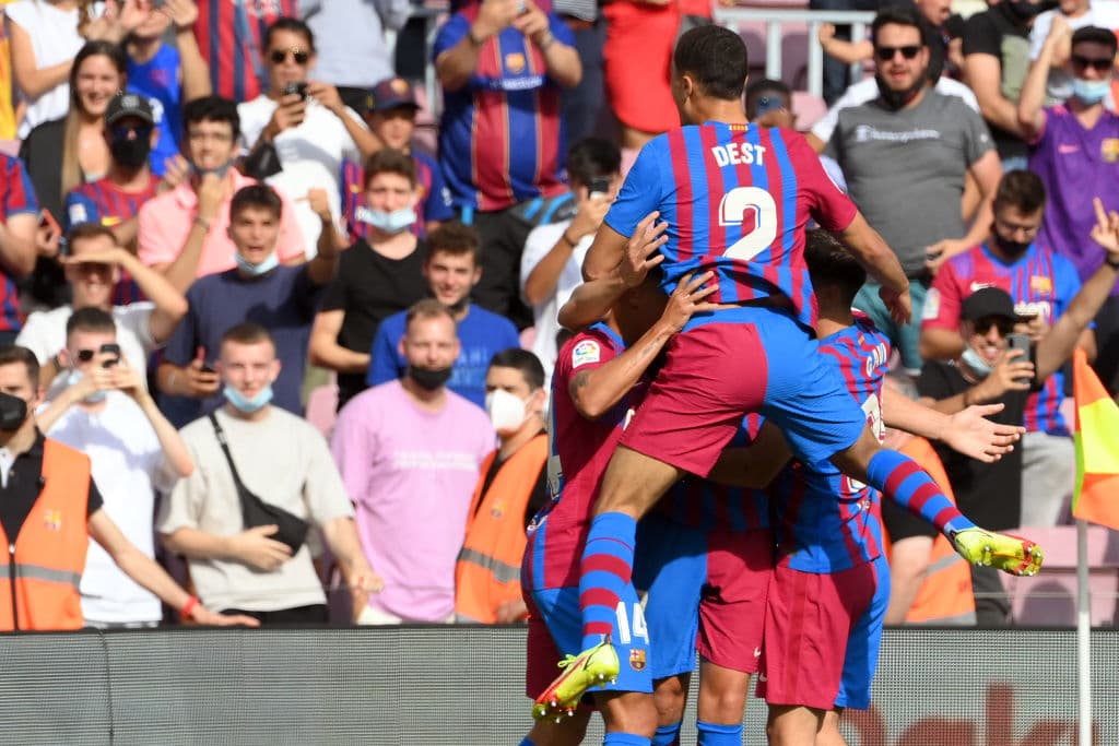 Barcelona derrota 3-0 al Levante con goles de Memphis Depay de penalti, Luuk de Jong y Ansu Fati, quien estuvo 10 meses fuera por lesión, regresó a las canchas, durante la Jornada 7 en La Liga.