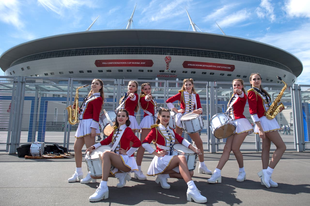 Aunque no hubo el público suficiente para colmar todas las graderías del Estadio Krestovski, donde Camerún y Australia igualarion 1-1, los asistentes vivieron su fiesta en las afueras y dentro del recinto deportivo.