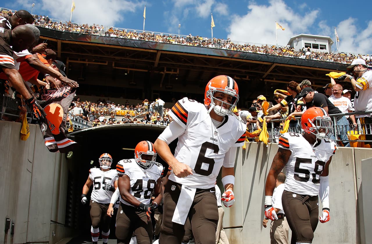 Justo en la temporada 2014 con los Browns fue cuando recibió la oportunidad de su vida pues arrancó en 13 de los 14 juegos que tuvo actividad.