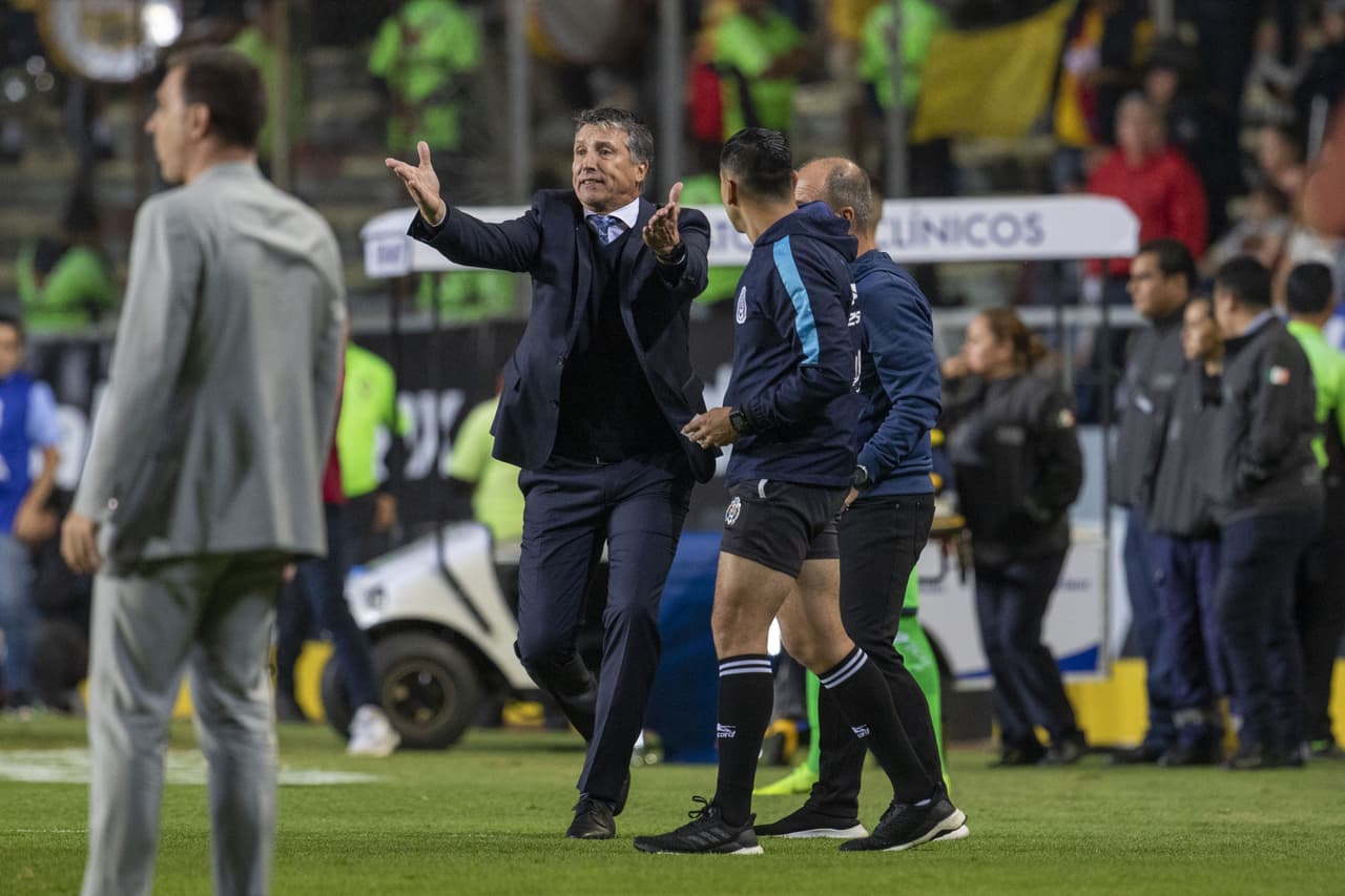 Árbitro saca por error al 'Cata' Domínguez y Siboldi enfurece