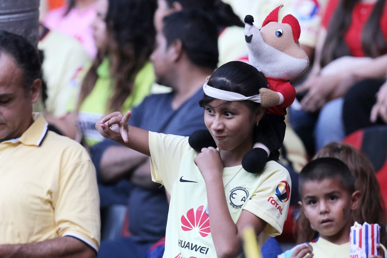 El colorido de la afición en la Jornada 16