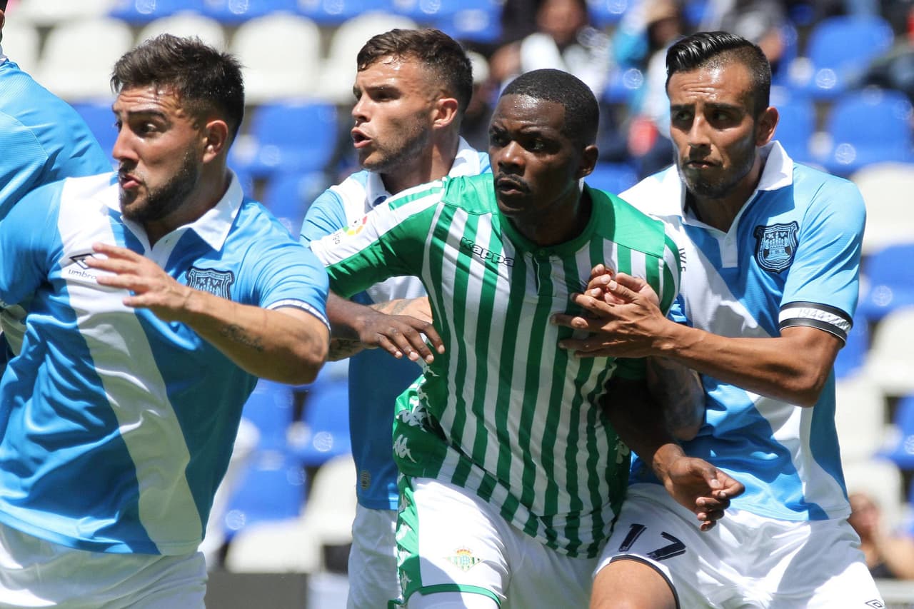 Y a los 13 minutos, cuando todavía ni se terminaban de recuperar los sevillanos, cayó el segundo gol poblano, pero este con sal en la herida, al tratarse de un autogol de Emerson, que dejaba 2-0 el marcador en favor de los festejados.