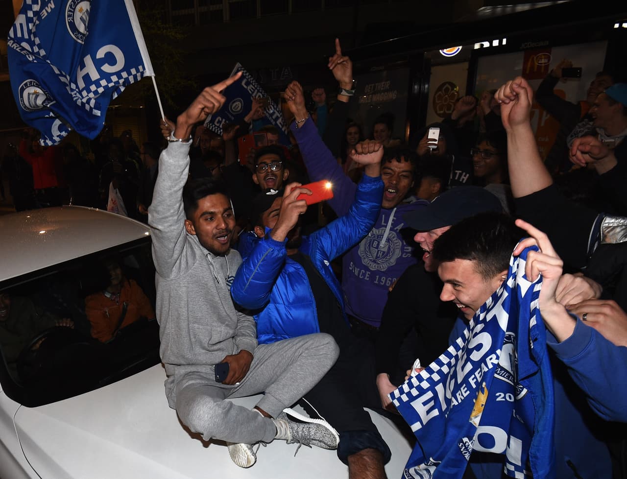 Las calles también se llenaron de aficionados para celebrar a su equipo por el campeonato conseguido