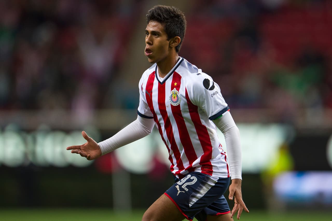 Su debut oficial con el primer equipo, llegó en el Campeón de Campeones frente a Tigres cuando el tapatio entró de cambio al minuto 60.