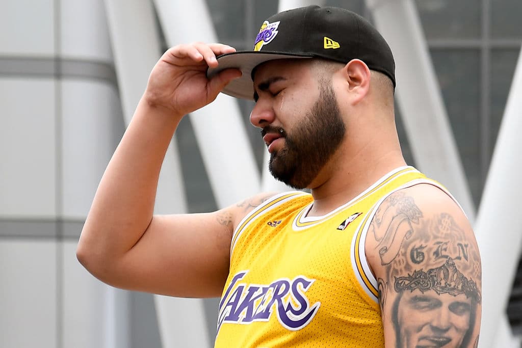 Aficionados se acercaron al Staples Center, entre lagrimas e indredulidad para dejar flores por la muerte de Kobe Bryant.