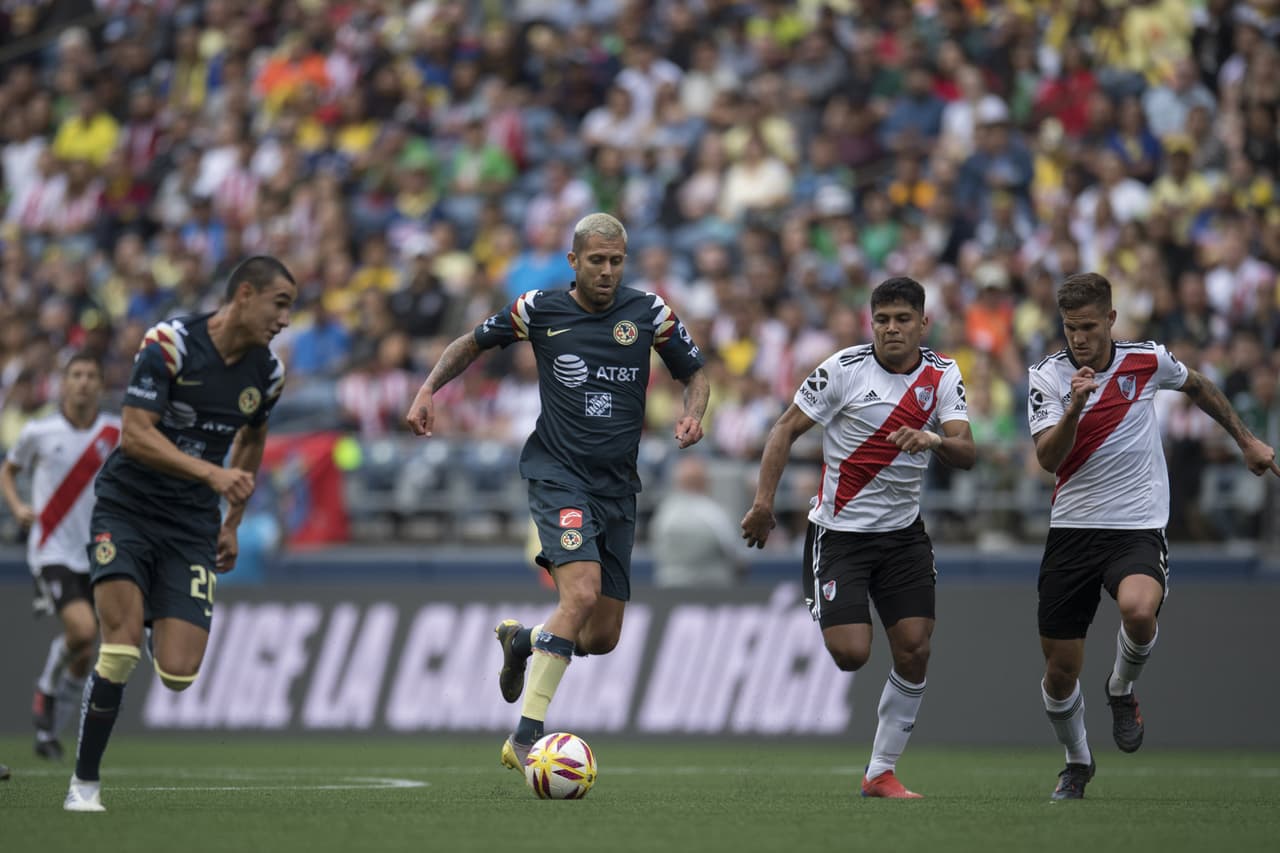 En el segundo tiempo el delantero francés Jérémy Menez (centro) buscó anotar el gol de las Águilas.