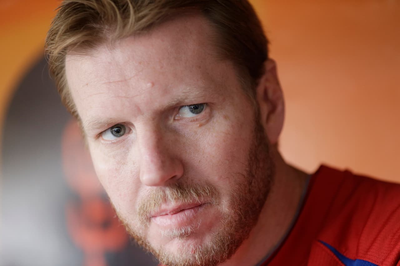 El lanzador Roy Halladay falleció en un accidente aéreo en las aguas del golfo de México a sus 40 años, dejando un legado de capacidad en el montículo y disciplina que marcaron su historia en la MLB.