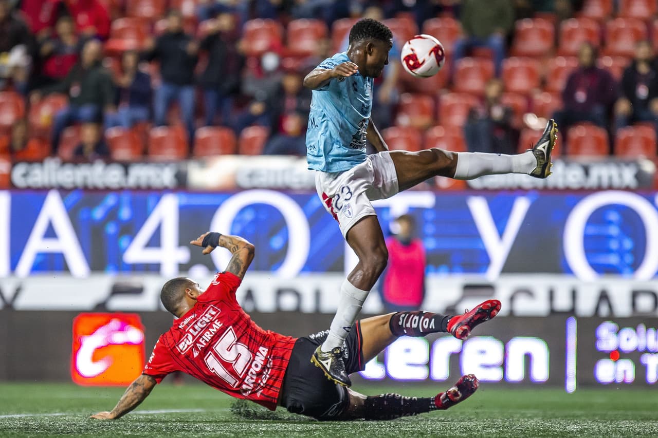 <b>Tijuana 3-2 Pachuca</b> | Murillo cuidando la zaga del peligroso Cardona.