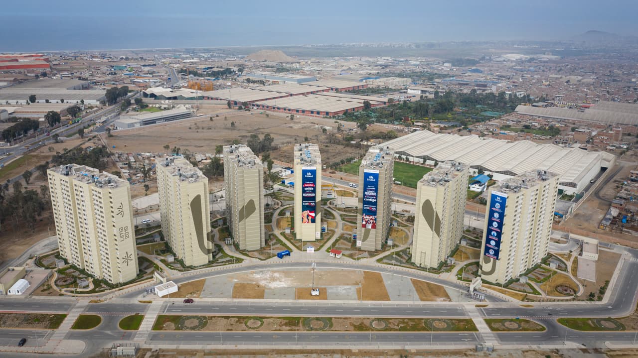 Hace menos de un año se disputaban competencias deportivas en Perú, estas torres albergaban a los deportistas y ahora están convertidos en hospitales de emergencia para pacientes con coronavirus.