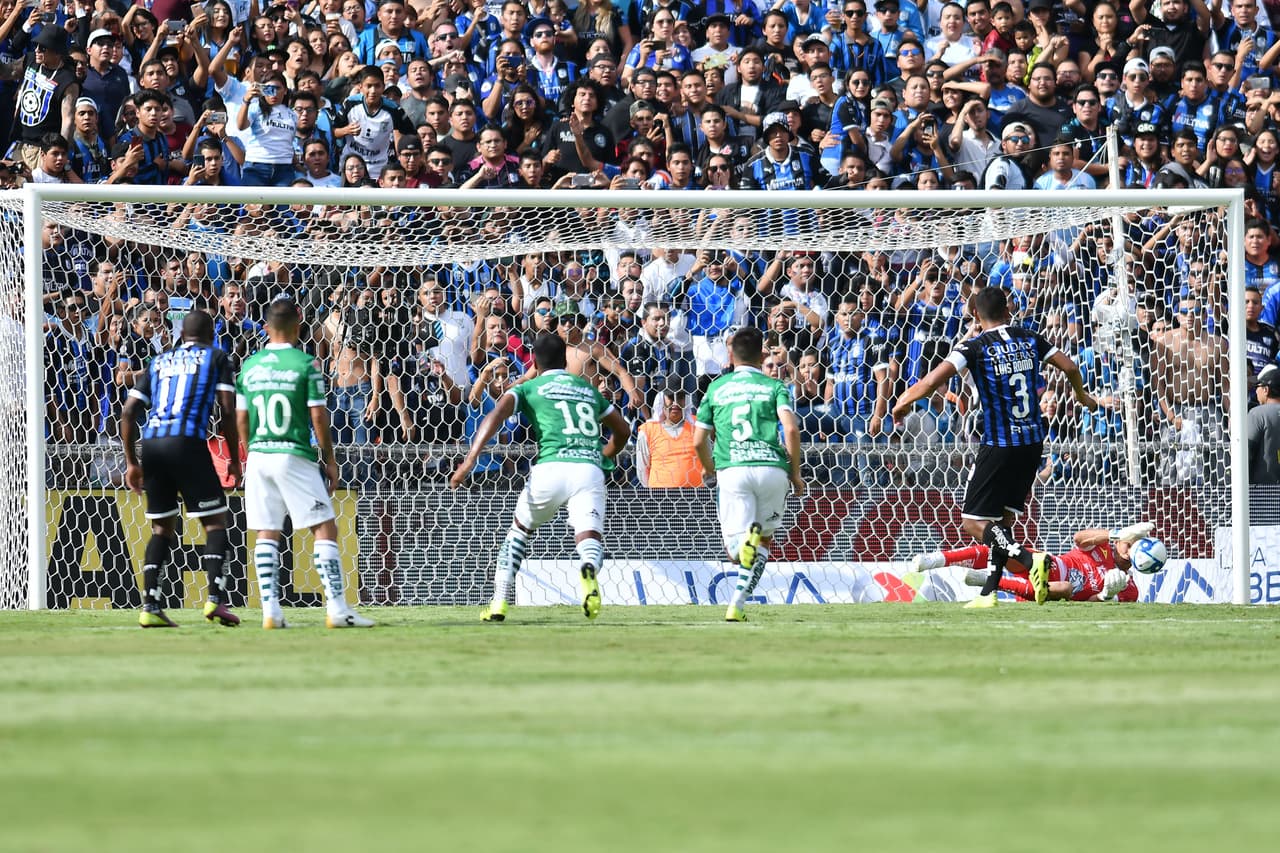 La decisión del penal se mantuvo pero cambió la tarjeta roja y dejó sin mostrar ninguna cartulina a Mosquera. Todo parecía derrumbarse para los visitantes pero Rodolfo Cota detuvo la pena máxima.