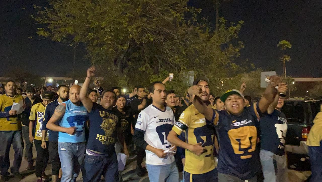 Asi llegan los aficionados al Estadio Universitario para el duelo de felinos en esta Jornada 8 de la Liga MX.