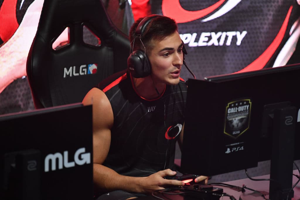 Tercero, Yee dice que un videojuego te da la oportunidad de crear un personaje, muchas veces con las virtudes que quien lo crea carece y a veces usa para escapar de la realidad.