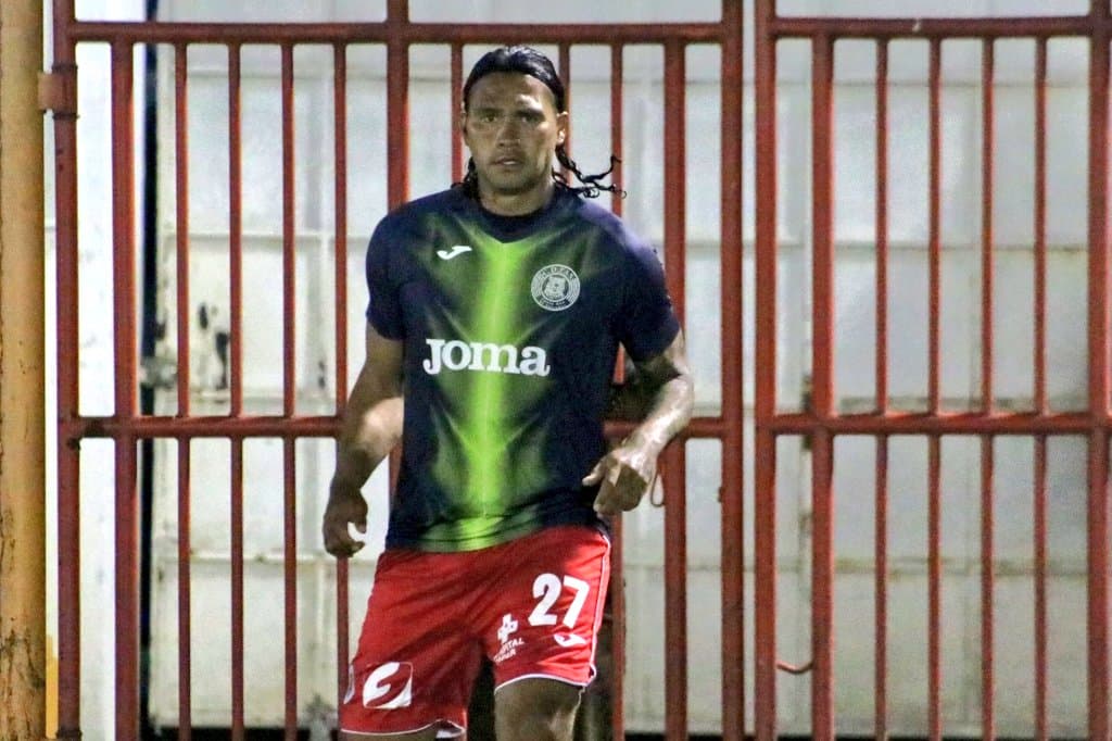 'Gullit' Peña pierde en su debut oficial con el Club Deportivo FAS