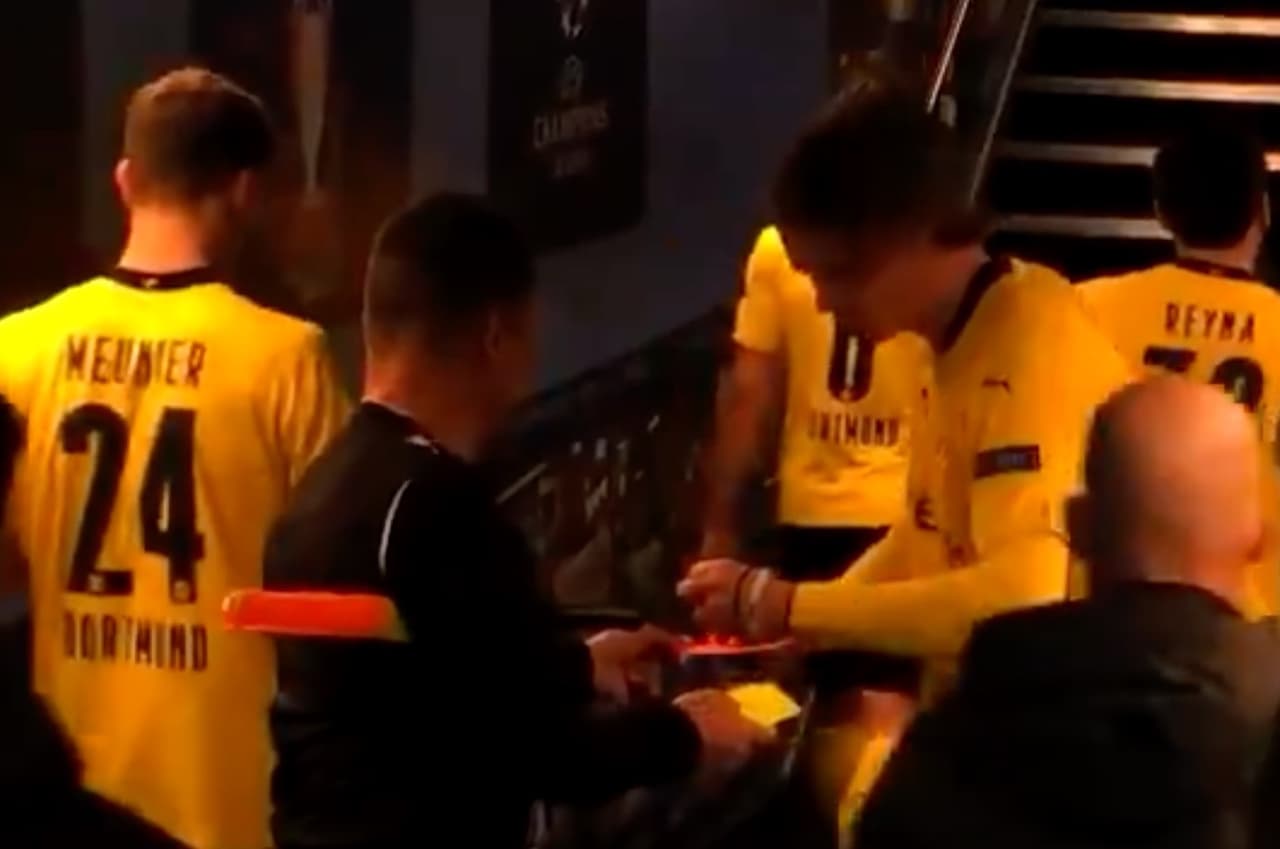 Árbitro pidió a Haaland autógrafo en sus tarjetas