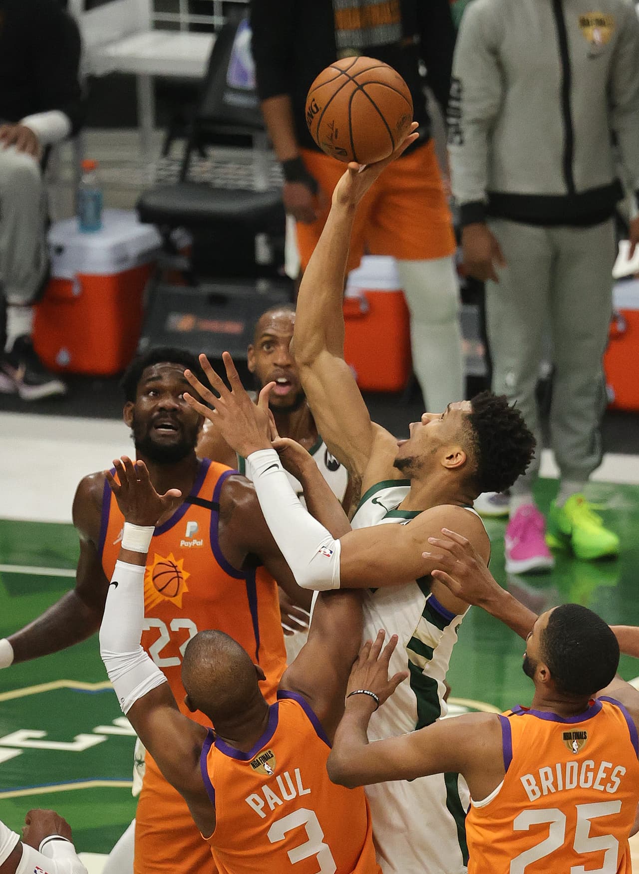 Los Suns hicieron una buena labor en el primer cuarto para desactivar a Giannis, quien estuvo más marcado que un excusado público.
