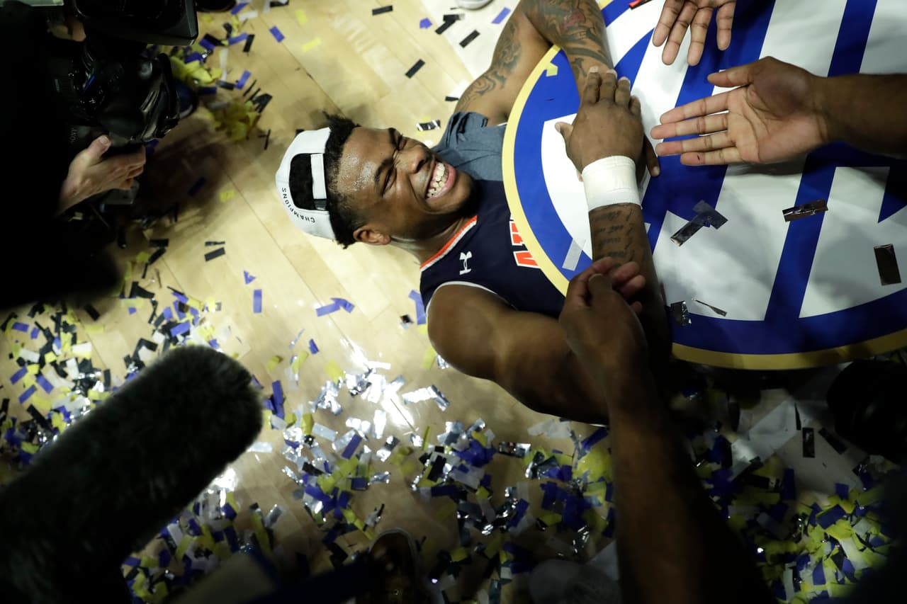 Malik Dunbar de la Universidad de Auburn celebra luego de que los Tigers superaran a los Tennessee Volunteers en el juego de campeonato por la Southeastern Conference (SEC).