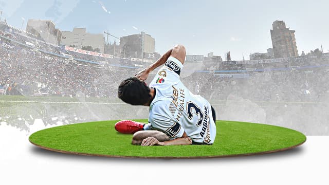 Tras salir del campo y ya de pie, fue llevado a los vestidores para posteriormente ser llevado al hospital.