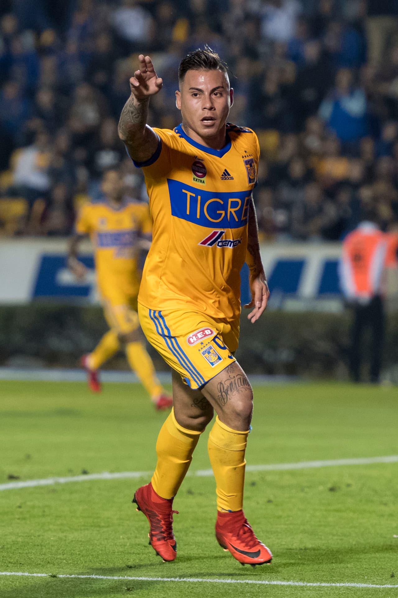 Vargas remató un centro Víctor Sosa en claro fuera de lugar. Pachuca reclamó la decisión pero al final, el gol subió al marcador.