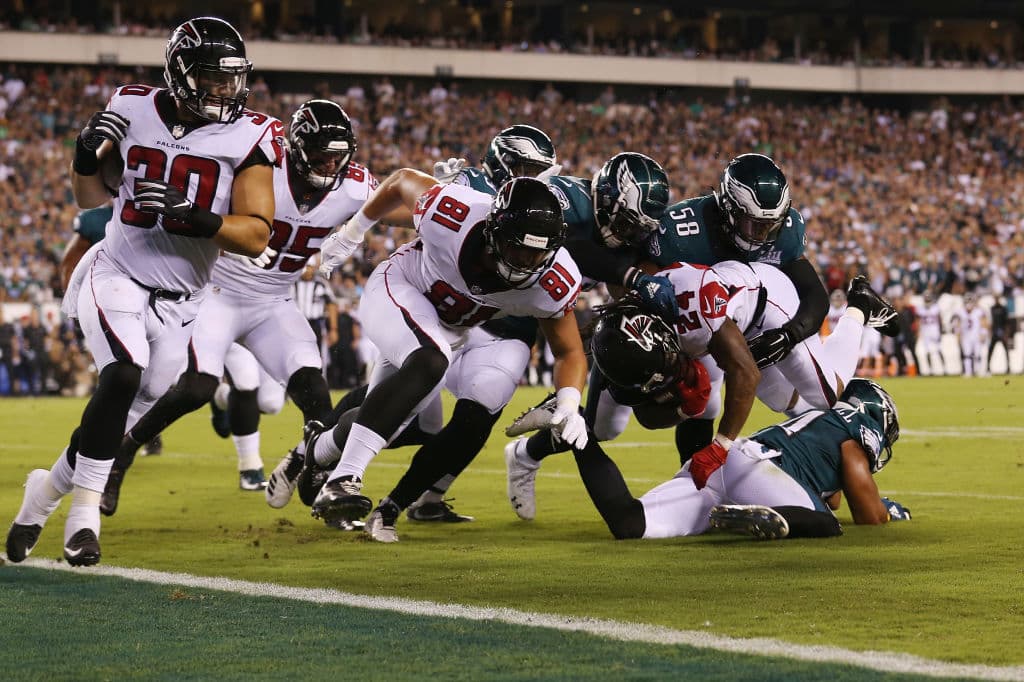 En la primera serie ofensiva del juego, los Falcons movieron las cadenas muy bien, pero la defensa de los Eagles se comportó a la latura y en línea de gol, detuvieron en cuarto down a Atlanta.