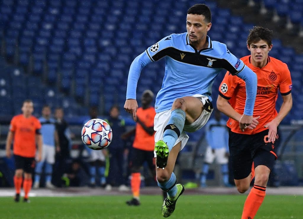 Correo (12’) adelantó al conjunto italiano. Vormer (15’) lo igualó, pero Immobile (27’) regresó la ventaja a los locales. Sobol (39’) dejaba al cuadro belga con 10 hombres; Vanaken (76’) regresó la paridad al marcador. Lazio clasifica a la siguiente ronda como segundo del Grupo F con 10 puntos.