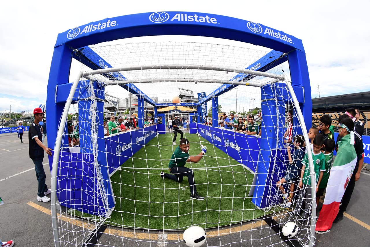 La afición mexicana llegó desde temprano para apoyar a la Selección Mexicana en su partido por la Copa Oro ante Canadá en Broncos Stadium en Denver. Como siempre, los seguidores del Tricolor le ponen un sabor especial a los partidos con su colorido, sus pancartas y las ocurrencias en la tribuna.