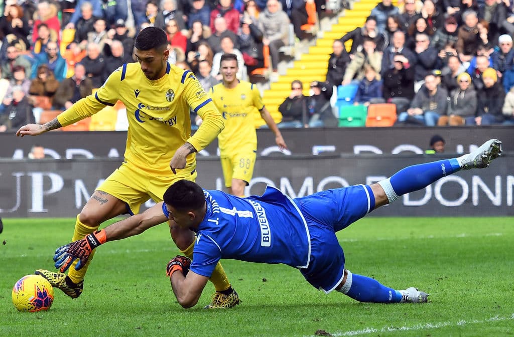 En un juego que tuvo el mayor entretenimiento en las tribunas, Udinese y Hellas Verona dividieron puntos con un empate sin goles.