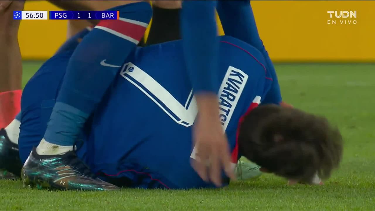¡Khvicha Kvaratskhelia sale lesionado vs. Barcelona en Champions!