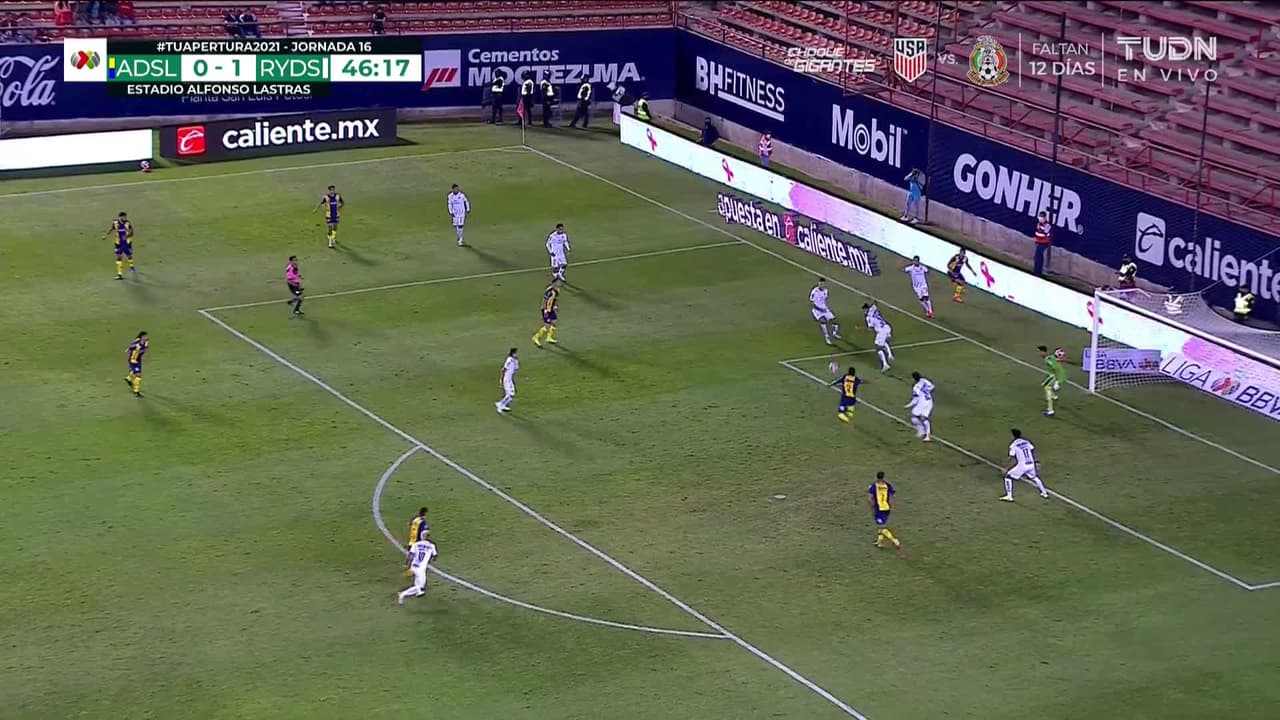 ¡CERCA! Juan Castro disparó que se estrella en el poste.