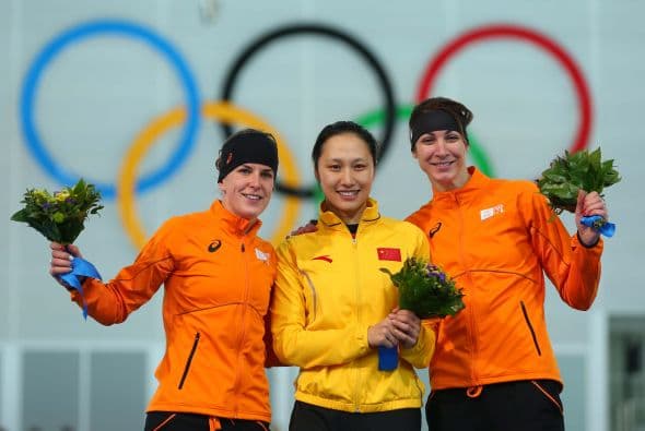 Fue capaz de pasar por encima de las todopoderosas holandesas, entre ellas Ireen Wust (izquierda), que ya se había llevado el oro en los 3.000 y que hoy fue plata.