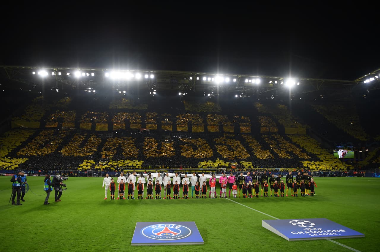 Un gran tifo en la ceremonia previa al duelo entre Borussia Dortmund y PSG.