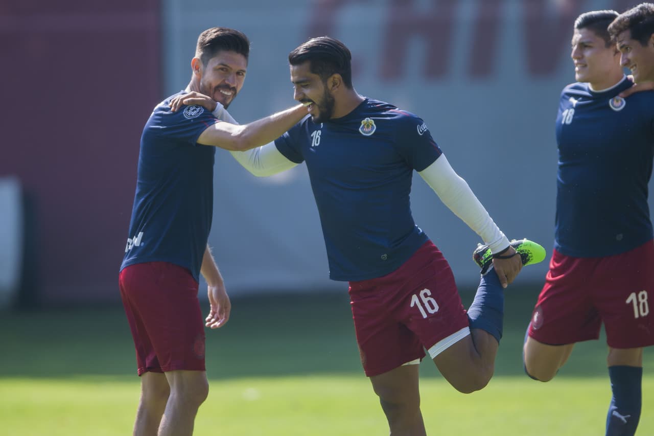 Con su más reciente contratación ya integrado de lleno a la disciplina del director técnico Tomás Boy, el repatriado desde Portugal Antonio Briseño, las Chivas del Guadalajara tuvieron otra intensa sesión de entrenamiento de cara a la próxima temporada de la Liga MX, en la cual hay un doble compromiso por eludir el tema del descenso y por reconquistar a una afición desencantada.