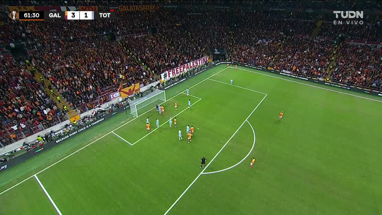 ¡TIRO ATAJADO! disparo por Yunus Akgün.