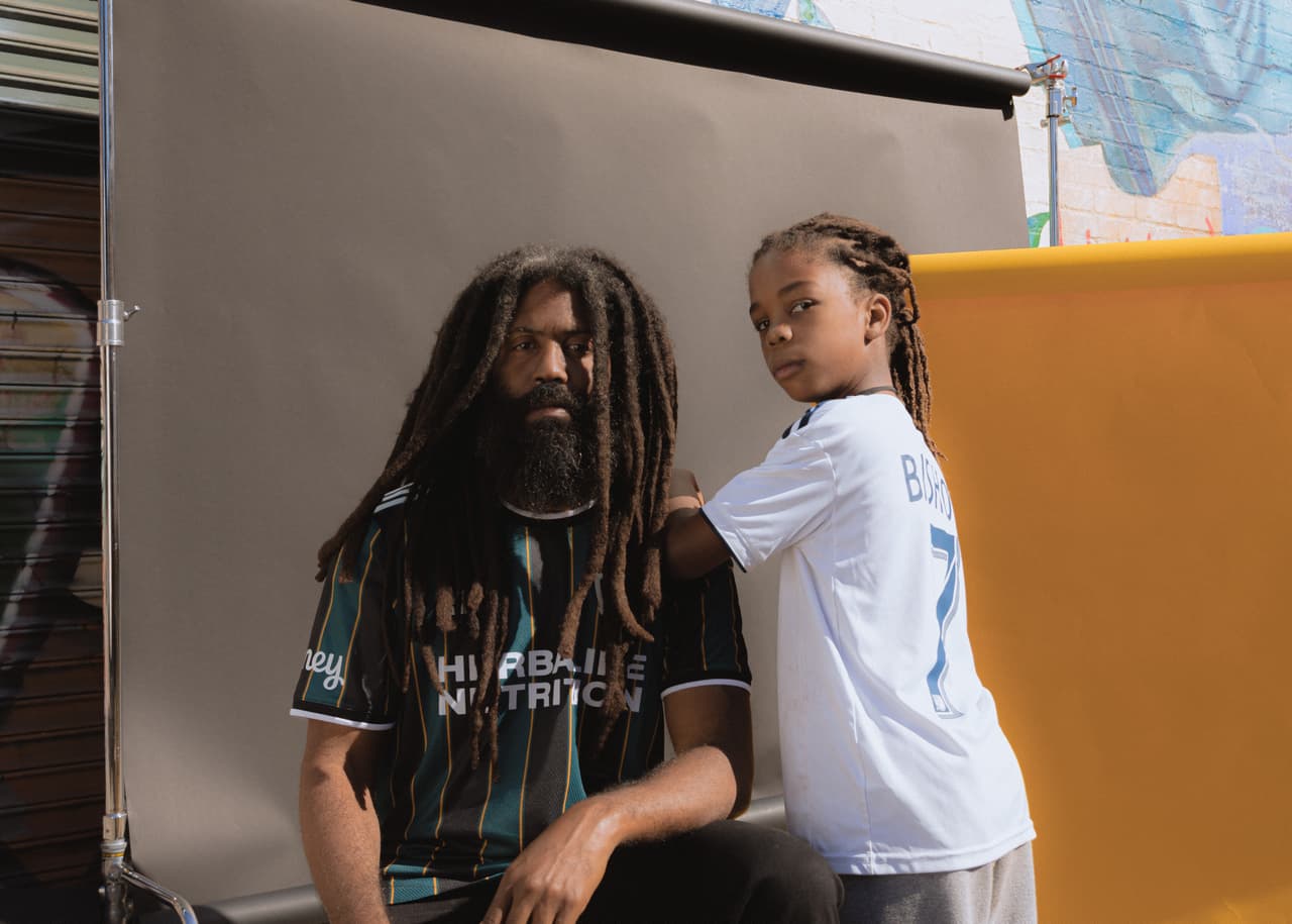 Así luce el espectacular jersey retro del Galaxy.