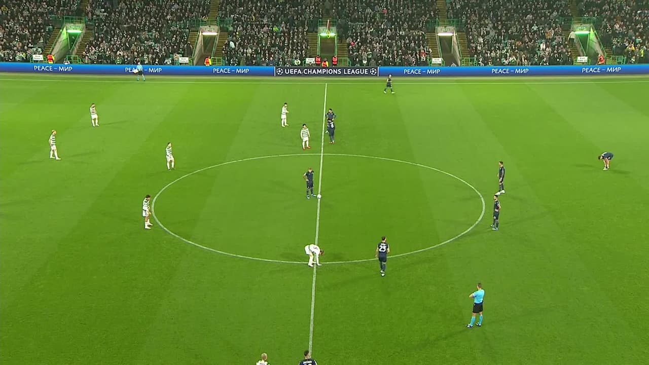 Arranca el partido y la pelota está en juego.